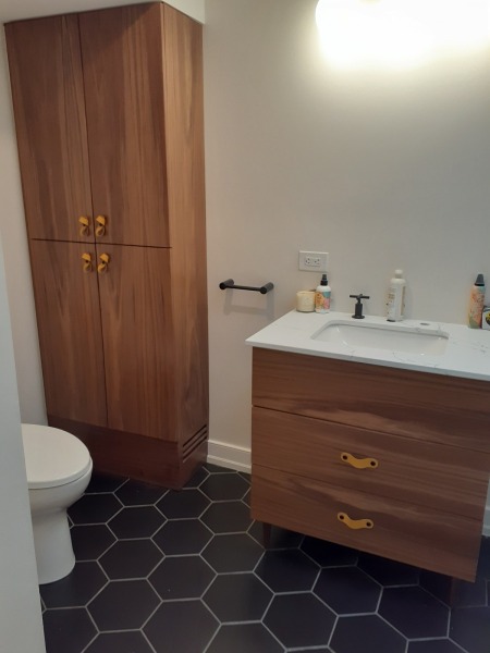 Valnut-vanity-with-leather-pulls