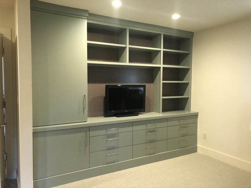 Green-TV-bedroom