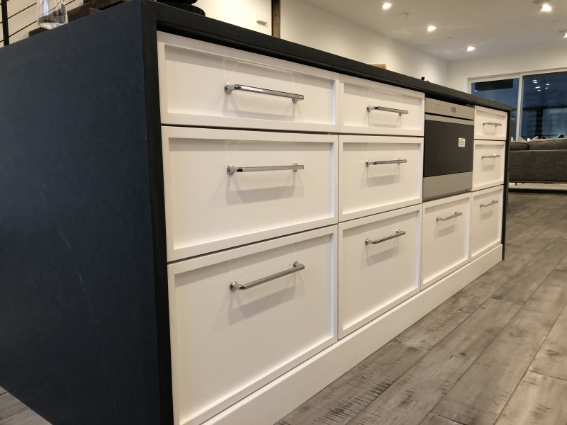 White-kitchen-cabinets-island